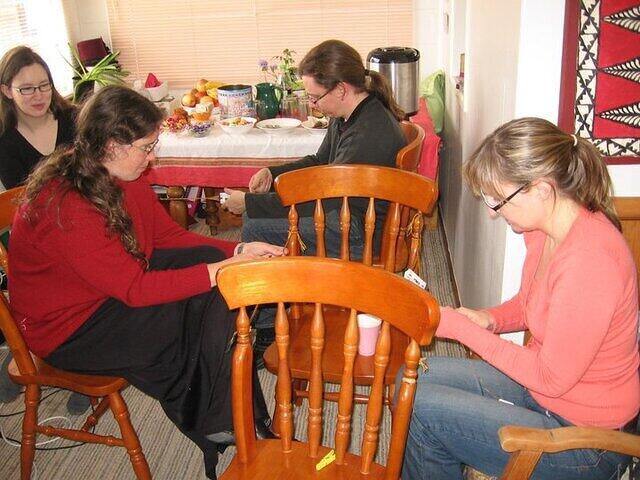 Working on the tablet weaving chain gang